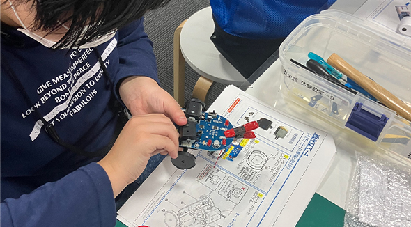 エレクトロニクス体験教室「アボイドカーを作ってセンサーとモーターについて考えよう‼」レポート