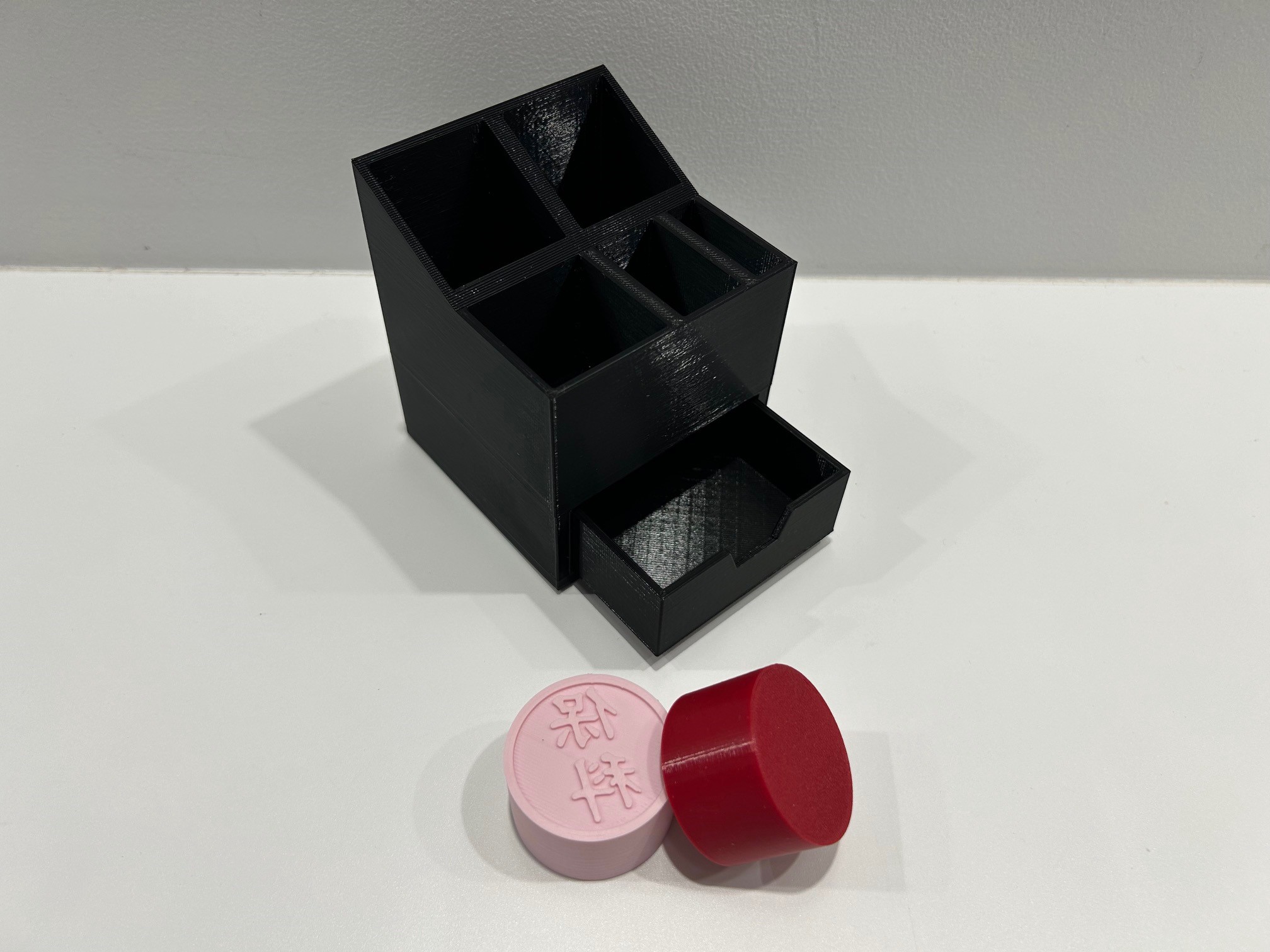 小学5・6年生は『ハンコ』、中・高生は『ペン立て』に挑戦