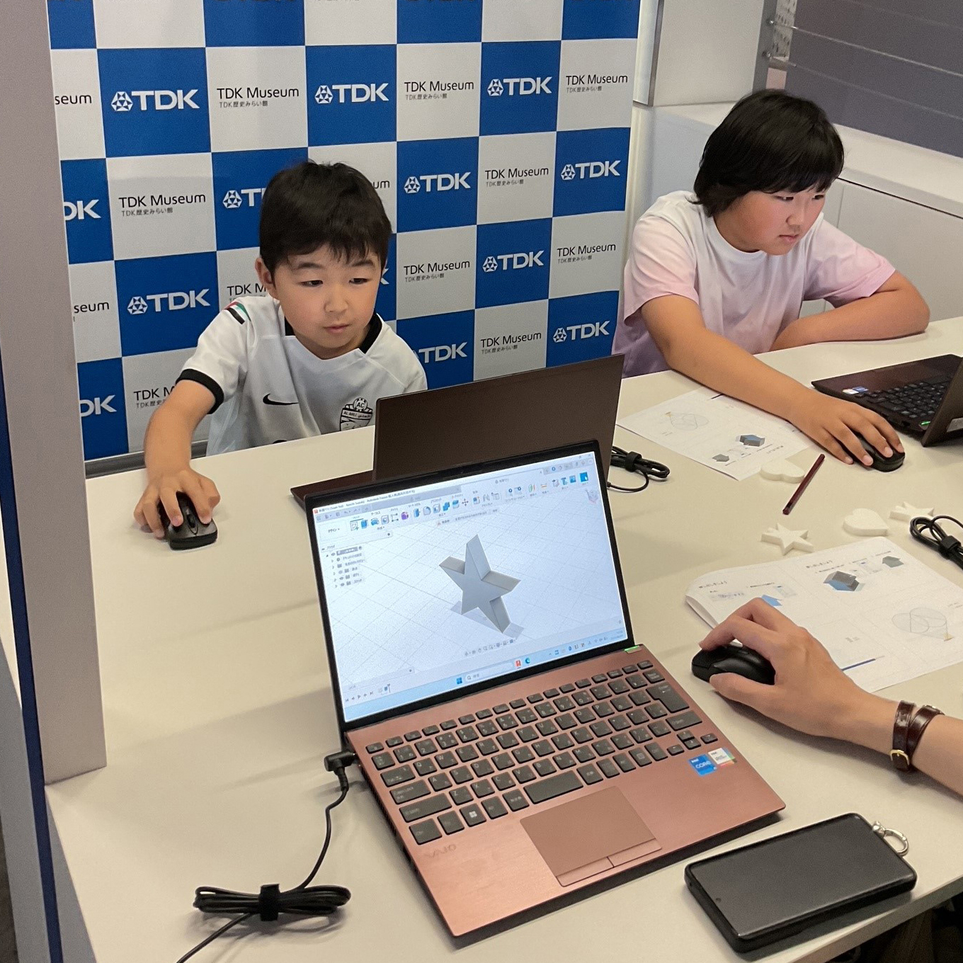 作図に取り組む参加者